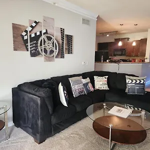 Two The Movies - Spacious - Sleeps 7 Instant Booking! Apartment